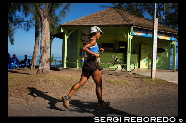 Running en la playa de Saint Leu. Saint-Leu es un municipio en el departamento francés de ultramar de Reunión. Se encuentra en el lado oeste de la isla de la Reunión. Se trata de un spot de surf reputado. Varias competiciones de surf se han celebrado en Saint-Leu, incluyendo World Qualifying Series (WQS) y el ASP World Tour (WCT) [1] competiciones. Es bien conocido por su famosa ola izquierda. Hay una base de parapente en Colimaçons. Parapente carreras de la Copa del Mundo se han celebrado en Saint-Leu, en 2003 y 2006, y la carrera de la Copa Pre World Tour en 2010.