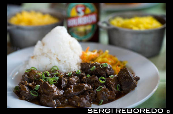 Cocina criolla y cerveza Bourbon. Probar el plato típico criollo, "cari", a base de cúrcuma, que muchos erróneamente confunden con el azafrán, pero que es un rizoma de la familia del jengibre. El "cari" lleva también ajo, cebolla, pimiento machacado y otros ingredientes. Aunque la isla de La Reunión es un departamento francés, los hábitos alimenticios son muy individual. Obviamente, hay supermercados en la misma ciudad y la mayoría de las grandes marcas están presentes. Algunos rayos son diferentes aunque. El arroz radio, rango de producto chino con pasta y sardinas siave y chino Robert. Aunque cada vez más criolla consumen pasta o patatas, el arroz es el alimento básico. Todos los productos se pueden encontrar en los supermercados en Francia también se encuentra en los supermercados Reunion. Si las barras de cereales, pequeño almorzaba, pasta, enlatados. La cerveza Bourbon: La combinación de la experiencia del Dodo en el sabor de la fruta de nuestra isla del Rey, el litchi, la Metiss Bourbon ofrece un ramillete de nuevas sensaciones: una cerveza con sabor a fruta, sin amargura, con el delicioso sabor y ligereza de leche se caracteriza por su baja contenido de alcohol del 3,5%, en proporción perfecta para preservar su frescura!