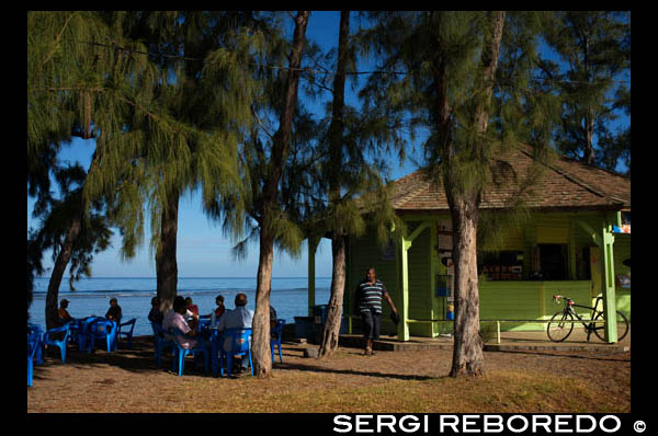 Paseo marítimo y chiringuito de playa en Saint Leu. Saint-Leu Oficina de Turismo es un punto de recepción, información y reserva para los numerosos servicios turísticos que se ofrecen en toda la isla: los caminantes? casas rurales,?? Gîtes de France? Casas Rurales y Habitaciones,?? Clévacances? alquiler por temporada, hoteles criollas y actividades en la naturaleza. La ciudad de Saint-Leu tiene un abanico de posibilidades que se ofrecen a los amantes de la naturaleza, como parapente, escalada, surf, buceo, kayak, vela, ciclismo de montaña y senderismo. La Oficina de Turismo de Saint-Leu cuenta con una gama de servicios para los visitantes, incluyendo la orientación, actividades "," Leu Pak "," Ideas para las visitas, una tienda de venta de productos locales, visitas culturales, visitas guiadas, salidas del patrimonio y de venta de entradas para espectáculos. Horario: Lunes 13:30-17:30, de martes a viernes de 9 am a 12 del mediodía y de 1:30 pm a 5:30 pm, sábados de 9 am a 12 del mediodía.