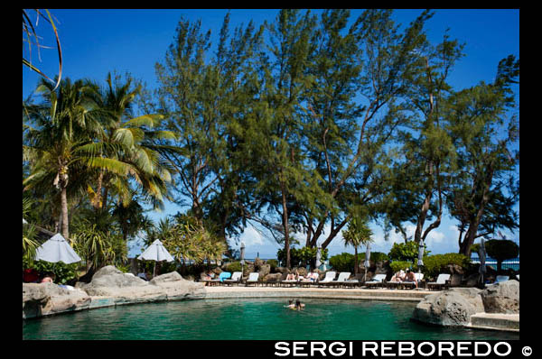 Stéphanie Martimort. HOTEL LUX ILE DE LA REUNION.  Se encuentra en la zona de St Gilles-les-Bains. Características del hotel.  LUX ILE DE LA REUNION dispone de piscina descubierta, gimnasio y piscina para niños. Las zonas públicas disponen de acceso a Internet de alta velocidad (alámbrico) gratuito. Este hotel de 5 estrellas ofrece servicios de negocios que incluyen centro de negocios, salas de reuniones para grupos pequeños y asistencia técnica. Este hotel dispone de 3 restaurantes, además de cafetería, bar en la playa y bar junto a la piscina. El personal brinda servicios de conserjería, asistencia turística y para la compra de entradas y servicio de celebración de bodas. Entre los servicios adicionales figuran una terraza en la azotea, club para niños y servicios de spa. Como servicio de pago, los huéspedes tienen acceso a servicio de transporte al aeropuerto (ida y vuelta) (a petición). Se ofrece aparcamiento gratuito en las instalaciones. El establecimiento cuenta con zonas exclusivas para fumadores. Habitaciones.  Las habitaciones disponen de balcón con vistas al océano o al jardín. Las 164 habitaciones con aire acondicionado de LUX ILE DE LA REUNION incluyen minibar y caja fuerte. Los huéspedes pueden utilizar el acceso a Internet inalámbrico de alta velocidad gratuito en las habitaciones. Las habitaciones disponen de televisor LCD (por satélite) y con canales de películas gratuitos. Todas las habitaciones disponen de escritorio y teléfono. Los baños disponen de bañera y ducha independientes con bañeras profundas. También incluyen albornoces, espejo de maquillaje o afeitado y secador de pelo. Las habitaciones también cuentan con cafetera y tetera y zapatillas. Además, se ofrece servicio de limpieza todos los días y los huéspedes pueden solicitar servicio de despertador. 