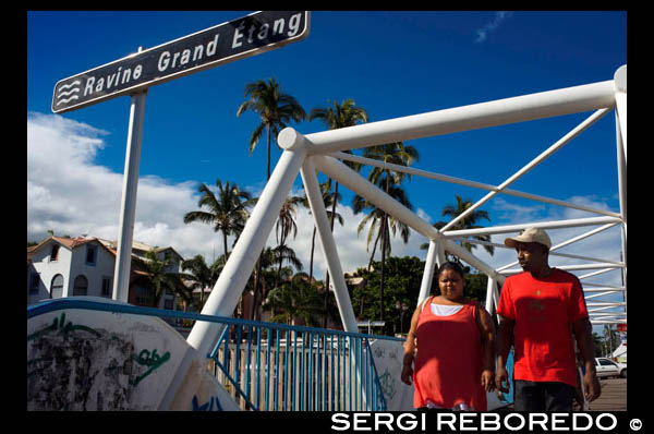 One of the bridges that crosses the center of the town of Saint Leu. The town of Saint-Leu is located in the department of La Réunion from the French region La Réunion. The town of Saint-Leu is located in the district of Saint-Paul. The area code for Saint-Leu is 97413 (also known as code INSEE), and the zip code is 97436 Saint-Leu. Geography and map of Saint-Leu: The height of the city hall of Saint-Leu is approximately 1391 meters. The surface of Saint-Leu is 118.37 km ². The latitude and longitude of Saint-Leu is 21.166 degrees South and 55,287 degrees East. Cities and towns near Saint-Leu are: Les Trois Bassin (97 426) at 6.78 km, Les Avirons (97425) at 9.66 km, L'Etang-Sale (97427) to 13.83 km, Saint-Paul (97 460) at 17.50 km, Saint-Louis (97450) to 18.41 km, Cilaos (97 413) to 19.39 km, Entre-Deux (97,414) to 21.07 km, Le Port (97420) to 25.22 km. (The distances to the nearby towns of Saint-Leu are calculated in a straight line) Population and housing of Saint-Leu: The population of Saint-Leu was 25 310 in 1999 and 29 422 in 2007. The population density of Saint-Leu is 248.56 inhabitants per km ². The number of housing of Saint-Leu was 10 967 in 2007. These homes of Saint-Leu 9810 consist of main residences, 237 second or occasional homes and 920 vacant homes.