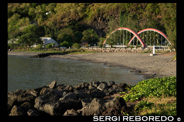 Puente a las afueras de la ciudad de Saint Leu. Aunque a Reunión no se viene en busca de playas, es imposible resistirse a su atractivo. Las mejores están en la costa oriental, en St-Gilles-les-Bains y Boucan-Canot, al sur de Saint-Paul, ambas protegidas por la barrera de coral de los tiburones, únicos animales temibles en esta zona, aparte de los mosquitos, la de Saint-Pierre, permanentemente animada, y la Grande Anse, situada en el inicio del llamado Salvaje Sur.