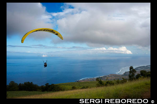 Azurtech. Parapente junto a la playa en St. Leu. Isla de la Reunión es uno de los lugares más reconocidos en el mundo de parapente. Hay alrededor de quince pistas de Reunión. Pero la pista en Colimaçons (St Leu) es uno de los más adecuados para el parapente. La pista termina en una suave pendiente, con vistas a un campo de caña a 800 m de altitud. A la salida también disponible en 1.500 m. Un vuelo dura entre 15 y 25 minutos de la zona de Colimaçons a la playa. Unos quince estructuras ofrecen la práctica de este deporte, ya sea en forma de asociaciones que reúnen a pilotos autónomos, o como una estructura profesional que permite a los extranjeros para llevar a cabo los primeros vuelos aéreos o los estudiantes a tomar cursos.