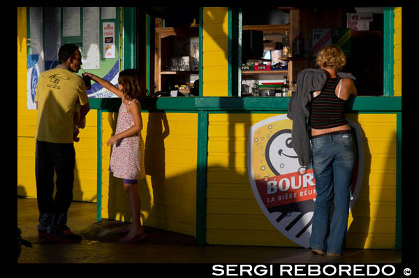 Beach bars with local beer advertising beachside Bourbon Saint Leu. This beer comes from the island of Reunion. The Meeting as you know is an island in the Indian Ocean near Madagascar. The capital is Saint Denis and this territory is a French Overseas Department. It is therefore over France. To know as Indian Island is French territory must ask again to history. Imperialism, discussed in the previous post about the origins of IPA beer, is the historical process that makes people citizens Meeting of the French Republic. The historical explanation of how the meeting was French is: La Brasserie de Bourbon owes its name to Reunion in 1642 was claimed by France. The king of the time, Louis XIII named it Ile de Bourbon, referring to his Royal House of Bourbon. The current name of the island was put on in the eighteenth century with the Convention Jacobina who changed his name to "Meeting". Soon after, Napoleon Bonaparte returned to change the name, calling it, of course, "island Bonaparte". With the Bourbon Restoration in France, relocated him, "Bourbon Island". And finally, go roll with the final fall of the Bourbons in France during the revolution of 1848, guess, Reunion Island, until today.