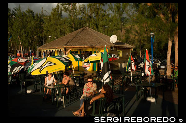 Bars near the port of Saint Leu. Surely one would find other attractions in the city, but is waiting for the rest of the island, and there are many undiscovered island, so you have to take the road. And choosing where to start is not easy. Meeting have a more natural diversity of a continent own a small piece of land surrounded by water. In this mountain inn on the sea, deserts shake hands with tropical forests and alpine. The massive volcanic lava rivers and gorges share the stage with waterfalls, black sand beaches and forests of tamarind. And mangoes from India, China lychees, vanilla Central American and South African geraniums carpeted valleys and plantations becoming Meeting in a botanical garden happy. It is said that the island emerged as a botanical experiment, which were ship captains who adorned it with fruits from around the world. And while that four centuries ago, when the East India Company was mistress of the seas, the mixing of essences remains present and the choice becomes complicated. In short, the island has three faces: the lush interior divided between lush forests and volcanoes circuses almost touching the clouds, the sea, which from time to appear soft beaches protected by barrier reefs, but predominantly cliffs, and the Southern Wild, where the wild seas stamp its waves against the rocks and causing the foam is mixed with plumes of lava flows on contact with water.