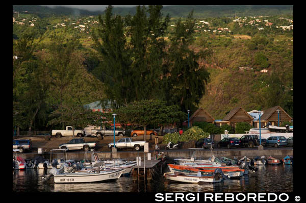 Port de Sant Leu. L'illa de la Reunió forma part de l'arxipèlag de les Mascarenyes, juntament amb l'illa de Maurici (a 200 km a l'E) i la de Rodrigues (molt més allunyada cap a l'est), sent la major de totes elles. Està situada al SO de l'oceà Índic, a l'est de Madagascar i al sud-oest de Maurici. Dista de Madagascar uns 700 km a l'O i de França, anomenada aquí "Métropole" (metròpoli), uns 10000 km. en línia recta. Està situada a 21 º de latitud sud i 55 º de longitud est, entre l'equador i el tròpic de Capricorn, a 300 km. al nord d'aquest tròpic. Té una forma quasi el · líptica i una superfície de 2512 km. quadrats, és a dir, 475 km. més gran que l'illa de Tenerife. . El seu perímetre és de 207 km. D'origen volcànic, el seu relleu és molt accidentat degut, fonamentalment, a la conjugació de dues influències: l'erosió i el vulcanisme. Del total de costes de l'illa només 30 km. corresponen a platges, principalment al sud-oest. Presenta una barrera de corall d'uns 25 km., Sobretot a la costa oest. Al mar cal anar amb compte amb les onades, sovint altes, i amb els corrents, que van cap a alta mar. A les platges més freqüentades hi ha informació sobre les mateixes i consells en cas que et vegis arrossegat per alguna. No cal banyar més enllà de la barrera de corall, territori de taurons, però és tot un espectacle fer-ho sobre els corals amb unes ulleres i un tub cuidant, això sí, de no danyar-los. Per això no s'aconsella portar aletes. Ja hi ha zones molt deteriorades. Al centre de l'illa hi ha tres pics de gairebé 3000 m., Sent el més alt (3070 m.) El "Piton des Neiges" (Bec de les Neus). Estan envoltats per tres calderes o conques profundes anomenades "Cirques". L'illa té un relleu molt particular que prové de la presència d'aquests "Cirques", resultat d'enfonsaments gegantins, amb muntanyes escabroses, crestes i arestes molt afilades i rius curts i torrencials. Els barrancs s'esquerden profundament les muntanyes. Al sud-est es troba el "Piton de la Fournaise" (2631 m.), Un dels volcans més actius del món.