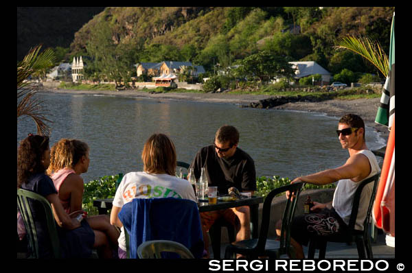 Bares junto al puerto de Saint Leu. En Reunión se pueden hacer un sinfín de cosas: Visitar la Gruta de los Primeros Franceses, cerca de Saint Paul, la ciudad más antigua de la isla, lugar de refugio de piratas, y al vecino cementerio, donde hay numerosas tumbas del siglo XVIII tanto de hacendados como de piratas.  Recorrer el Jardín de las Especias, uno de los mayores jardines botánicos que siembran la isla, con cuatro hectáreas de árboles y plantas, que recrean el antiguo campo de pruebas que fue Reunión.  Regatear en el mercado de Forain, en Saint-Paul, en el oeste de Reunión, los fines de semana. En sus puestos, colocados al borde del mar, se admiran tanto puestos de frutas y legumbres como de perfumes, artesanía, bordados y especias.   Admirar el circo de Salazie con sus numerosas cascadas que aparecen y desaparecen entre la vegetación, y en lo alto Hell-Bourg, que forma parte del distinguido club "Los pueblos más bellos de Francia".  Apreciar la elaboración de un perfume personalizado como los que elabora "Memoria de los sentidos" a medida, en la localidad de L'Entre-Deux.   Disfrutar con los dos ritmos pegadizos de la isla, el ancestral "maloya" que entonaban los esclavos, y el machacón "séga" que mezcla la música criolla y la europea.