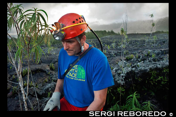 Aymeric. Turistas explorando los lavatubes de la zona de Grand Brûlé. Cuevas Antiguas Aunque hay una serie de otros tubos de lava antiguos en La Reunion incluyendo La Caverne Bateau hemos optado por destacar tres tubos de lava antiguas se han documentado ampliamente por Colas Pascal. Grotte de la Grand Ravine en Trois Bassins Grotte de los Tamarindos en Saint Paul Grotte du Bassin Bleu en L'Eperon Grotte de la Grand Ravine. Con mucho, el más impresionante tubo de lava en la isla sus dos entradas se encuentran a unos 80m por una ruta de 200 metros por el Gran Cañón Barranco. Esta cueva fue explorada por primera vez para la explotación del guano producido por swiftlets en el siglo 19, pero sus 473 metros no se exploró ampliamente hasta 2004 por Pascal Colas. Los segmentos norte y sur se unieron en 2005 con una amplia excavación. Excelentes estudios topológicos e informes de progresión de exploración están disponibles en la página web Pascal Colas ', y hay algunas fotos proporcionadas por las WinsterCavers.  