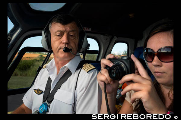 A bord de l'helicòpter es pot fotografiar tota l'illa, el Trou de Fer se'ns mostra com el racó més espectacular de tota l'ínsula. La millor companyia per a un viatge en helicòpter és Helilagon. Veiem unes gegantines cascades que s'estavellen en pous profunds, envoltats de verdor per tot arreu. Des de terra és simplement un oasi de roca, aigua i vegetació. De la mateixa manera que el K2 simbolitza l'escalada més important a la qual pot aspirar un alpinista d'elit, el Trou de Fer és un barranc mític, la màxima aspiració dels quals descendeixen canons.