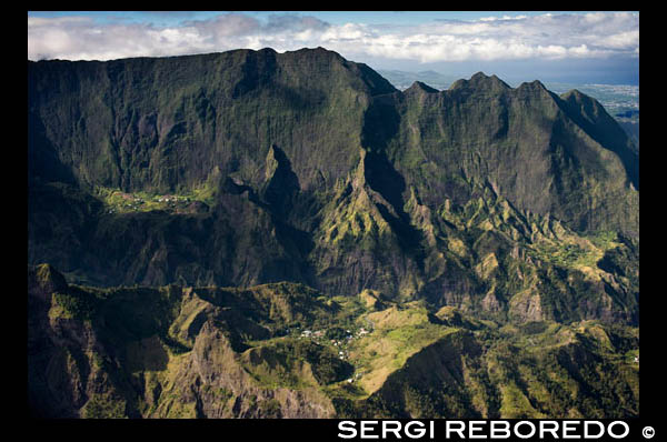 Vista área desde un helicóptero del Cirque de Cialos. Cilaos es el "urbano" y el más seco de los tres circos pero el agua ha hecho que la reputación del circo: tres manantiales termales descubiertas en 1819 fueron capturados y ambiente moderno "Baños Cilaos 'ofrece tratamientos de spa para de las aguas de bicarbonato de sodio que fluyen a temperaturas de 31 ° (Véronique origen) y 38 ° (Ireneo de origen, el nombre del ex alcalde Ireneo Accot las bases para la reactivación de esta actividad). Cilaos es encantador, tranquilo y flores, adornado con un estanque (las cañas Mare) y el punto de partida para numerosas excursiones en coche oa pie, y rutas de senderismo, la GR R1 (Tour del Piton des Neiges en los circos itinerantes 3??) y GR R2 a través de la isla de punta a punta. Para encontrar Cilaos un reconocido artesanía bordado (día Cilaos la famosa '), la lenteja y la Maison des Vins du Chais Cilaos productores de un vino joven pero prometedor. Sitio elegido para los deportes al aire libre. Si lo es, digamos, un marrón negro malgache como Cilaos su nombre, es, sin duda, el aliento de un volcán que se encuentra bajo su soberanía, sus altos muros, sus valles, sus picos y cornisas, múltiples arroyos e islotes solitarios. Es sede de los principales picos de la isla: el Gran Bénare, Col du Taïbit los tres dientes Salazes DIMITILE el Cap Priest, Gros Morne y el centro, el Piton des Neiges. Pueblo de montaña en el extremo de un camino de 36 kilometros (y 300 vueltas), combinados en Chamonix Mont Blanc, es elegido página web para los deportes al aire libre: pista, ruta, senderismo y trekking hasta el infinito país, el ciclismo de montaña, escalada, piragüismo, manualidades, encajes y bordados, las lentejas, los buenos restaurantes y el alojamiento para elegir.