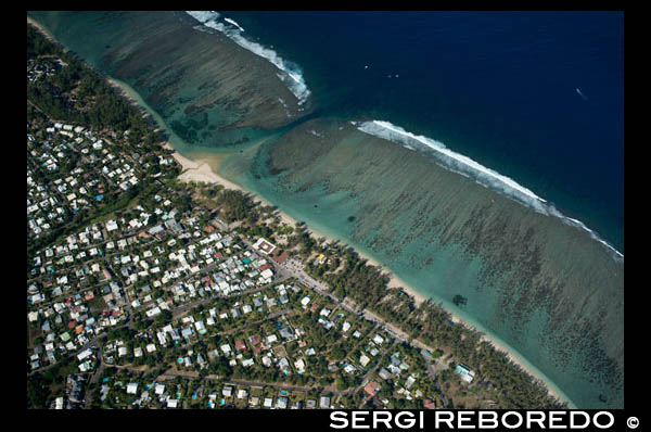 Sobrevolando en helicóptero la zona de St Gilles-les-bains en la Isla de Reunión. Vuelo en helicóptero  Para darse cuenta realmente de la fuerza que muestra la naturaleza nada mejor que admirarla desde el aire. Circos y cascadas, volcanes y la barrera de coral adquieren otra dimensión. El vuelo dura unos 45 minutos y cuesta 200 euros. Información, en los mismos hoteles.