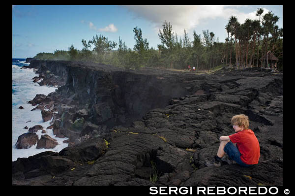 Acantilados en Les puits arabe ou jardin volcanique cerca de St. Philippe. Es con FX'family que dejamos en el gran sur salvaje por un hermoso día en la costa salvaje. El paseo se inicia desde el día Dos ballenas cerca del pozo árabe, que se ejecuta a lo largo del Quai de Limón, luego por el flujo de lava de 1986 a la Pointe de la Table. El regreso será a lo largo de la pared de lava. A muy adecuado para los niños ir de excursión, incluyendo Margaux descubrirá tubos de lava a su tamaño.