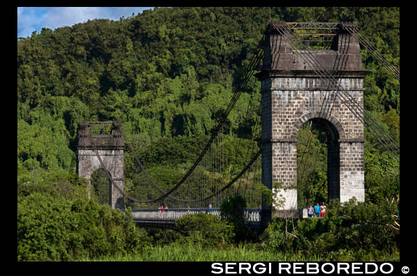 Pont Des Anglais. El pont penjant "Pont des Anglais" sobre la "Rivière de l'Est" entre Sainte-Anne i Sainte-Rose és ara només accessible per vianants. En la seva construcció a finals del segle 19, es diu que és el pont penjant més llarg del món 110 La cascada "Biberon" per al nord de la "Plaine-des-Palmistes" gotes de 787 peus gairebé vertical a través del bosc fins al vall.