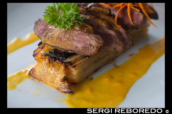 Una de los platos estrella del restaurante Villa Angelique: Magret de canard et son gratin de patate douce et sa sauce “pena colada”. 16 euros. Elaborado por el chef Yves Atelin.  Ingredientes: (para 2 personas). Pato con patata dulce y piña.  1 pato 1 raíz de jengibre 4 c salsa de soya s 2 c de miel s sal y pimienta Preparación: Recorte el lado de la grasa de la mama a los diamantes de formulario (puede cocinar más rápido) Sal y pimienta al púlpito pato. Mezclar la salsa de soja y miel y deje marinar el pato durante 2 horas Después de estas 2 horas, pelar y rallar la raíz de jengibre, a continuación, añadir a la marinada (impregnación y en el pecho). Deje por lo menos 30 minutos en la nevera. Hornear durante unos 7 minutos posición parrilla lado de la grasa y la silla lateral 5min. Cortar el pato y vierta la marinada calienta. Receta de gratinado de patata dulce Ingredientes: (para 2 personas) 300g de patata dulce 1 huevo Crema 150ml 50 ml de leche 1 c nuez moscada c 1 cebolla picada 1 diente de ajo Preparación: Saltee la cebolla en una sartén 3 min. Mezclar la crema, la leche, el huevo, la cebolla cocida, un diente de ajo picado, nuez moscada, sal y pimienta. Agregue el camote rallado Coloque la mezcla en un molde para hornear con mantequilla y hornear 30 minutos ya 160 º 