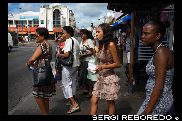 Saint Denis es la capital de Isla Reunión y uno de los lugares de visita obligada. Es pequeña, moderna y cosmopolita, y se recomienda visitarla a pie. La ruta empieza por la zona baja de la ciudad: el Barachois, un paseo marítimo lleno de cafeterías. Es una zona moderna, chic, y relativamente cara. No se marche de la zona sin visitar la prefectura. Desde ahí, lo recomendable es andar hacia la parte superior sin rumbo fijo, callejeando sin prisa. Como orientación, tras visitar Barachois, puede seguir por la calle Victoria, en donde encontrará antiguos edificios y la sede de la Compañía de Indias (desde aquí suelen empezar las visitas guiadas, por si tiene interés). En su paseo es de visita obligada la Calle París, con casas criollas, el hotel antiguo, que ha sido sometido a una larga restauración, y jardines; el gran mercado cubierto, en la calle Mariscal Leclerc y el bulevar Luciano Gasparin, que todos los días, salvo los domingos, ofrece una muestra de la variedad de productos artesanos de esta zona; y la catedral de Saint Denis.   Detrás de la ciudad se levantan algunas colinas desde las que se puede obtener una vista general de Saint Denis, y son punto de partida de las excursiones al pico de la Roche Écrite, a veces oculto entre las nubes. Es recomendable realizar esta excursión al amanecer.