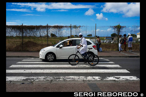 Saint Denis La capital de la isla es una ciudad limpia y llena de vida, aunque bastante cara. Merece la pena conocer el barrio de Barachois y fijarse en las muchas mansiones criollas, aunque sin duda, el edificio más bello de la ciudad es la catedral de Saint Denis.  Reunión es una isla de origen volcánico que se encuentra en el océano Indico, a unos 800 kilómetros al este de Madagascar y a 100 kilómetros de isla Mauricio, muy cerca del Trópico de Capricornio. De ella dependen otras islas más pequeñas: Tromelin, Juan de Nova, islas Gloriosas, Bassa de India y Europa, todas ellas deshabitadas (aunque con alguna presencia militar).  La isla de Reunión está atravesada por dos zonas montañosas. Una de ellas es la que forma el Piton de la Fornauise, el Volcán, como se lo conoce en la isla y que sigue escupiendo lava con cierta frecuencia, aunque sus erupciones suelen fluir por zonas deshabitadas de modo que no suelen causar daños.  En la otra zona montañosa de la isla, los circos de Cilaos, Salazie y Mafate forman impresionantes paisajes de acantilados, cataratas y escarpadas cimas que hacen las delicias de los aficionados a los deportes de montaña y los paisajes naturales.  El relieve de la isla de Reunión, por tanto, es abrupto y variado: montañas, valles, acantilados... Sólo en la zona de la costa el terreno es llano, y es allí dónde se concentran las principales explotaciones agrarias en las que predomina el cultivo del maíz y el azúcar. Marineros europeos, árabes y polinesios conocían la isla de Reunión, pero nunca la colonizaron, se dice que por miedo a las erupciones volcánicas. Fue la Compañía Francesa de las Indias Orientales la que se estableció por primera vez en el siglo XVII y le dio el nombre de Borbón, que cambiaría en varias ocasiones hasta quedarse definitivamente con el de Reunión.  Hasta el siglo XVIII Francia se había contentado con utilizar la isla como escala de sus marineros durante los viajes por la zona, pero alrededor de 1715 los franceses decidieron terminar con la agricultura de subsistencia y explotar los cultivos de café, algodón y caña de azúcar, con lo que se alteró sustancialmente la vida de la isla.   Francia recurrió a esclavos africanos para las duras tareas agrícolas, pero a principios del siglo XIX la esclavitud quedó abolida y Francia se vio obligada a importar mano de obra india.  La apertura del Canal de Suez en 1869 convirtió a la isla en una parada obligada en la ruta entre Asia y Europa. Tras la II Guerra Mundial Reunión pasó a ser departamento de la república francesa. Hoy, la isla está desarrollando su industria turística en detrimento de las labores agrarias. La cultura de Reunión es el resultado de una mezcla de pueblos, creencias y costumbres muy diferentes. En la música, por ejemplo, los ritmos africanos se funden con la música tradicional francesa y americana.   Aunque la religión católica y su cultura ha sido la que más ha marcado el carácter de la isla desde hace siglos, la importante población induista e islámica también se deja sentir con sus templos, mezquitas y ritos tradicionales.  El poeta y pintor León Dierx es sin duda la figura más destacada del panorama cultural local. En la capital, Saint Denis, puede visitarse un museo dedicado al artista en el que se expone una excepcional colección de obras del impresionismo francés. 