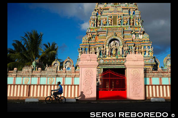 Templo Tamil en St Andre Reunión. Temple Hindou du Colosas. Situación Chemin de Champ Borne 97440 Saint-André. Seuls les extérieurs du temple sí visitent, ainsi Que les vestigios d'un moulin à maïs sí trouvant dans l'enceinte du temple. Sur le web: Templo Hindou du Colosas