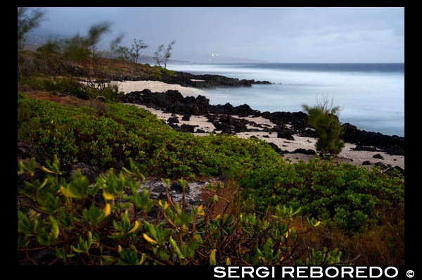 Plage de la souris chaude. The beach hot mouse is the main gay beach on the island of Reunion. It is located on the tip of the three basins, between Saint Gilles and Saint Leu. Access via a small road from the main road. The rocks and sand. Although nudism is practiced. is prohibited.