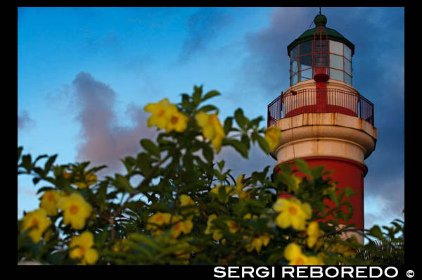 Faro de Sainte Suzanne. SSAUPASS (Asociación para la Salvaguardia del Patrimonio de Sainte-Suzanne)  Notas: Este faro fue restaurado en 1996. Un grupo de patrimonio local, Asociación para la Salvaguardia del Patrimonio de Sainte-Suzanne (ASSAUPASS), organiza excursiones que incluyen el faro. El faro también sirve como sede de exposiciones temporales de arte organizadas por ASSAUPASS. Altura de la torre: 82 Altura del plano focal: 157 Características y Distribución: Tres destellos blancos cada 15 segundos, visible durante 23 millas náuticas. Descripción de la Torre: Torre cilíndrica blanca con una banda roja y una cúpula verde, viviendo cerca. Esta luz está en funcionamiento Fecha de fundación: 1846 Fecha actual Torre de construcción: 1846 Fecha automatizado: 1989 Uso actual: activa la ayuda a la navegación.  Abierto al público? Sí. 