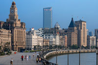 El paseo del Bund, Shanghai, China. China Shanghai Turismo Shanghai Skyline visto sobre el río Huangpu desde el Bund. Bin Jiang Avenue, The Bund, Shanghai, China. Los aspectos más destacados del Bund son, sin duda, los edificios de la época colonial que bordean el lado oeste de Zhongshan Dong Yi Lu, destacados de los cuales incluyen el antiguo Consulado Británico, Casa de la Aduana, el ex Hong Kong y Shanghai Bank, ex Shanghai Club (ahora el Hotel Waldorf Astoria ), y el Hotel de la Paz. Para más detalles sobre estos edificios, muchos de los cuales han sido restauradas con habilidad, y una guía para caminar más completa a esta galería de la arquitectura europea.