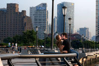 Un par de turistas que se besan en el Bund. China, el Amor. El paseo del Bund, Shanghai, China. China Shanghai Turismo Shanghai Skyline visto sobre el río Huangpu desde el Bund. Bin Jiang Avenue, The Bund, Shanghai, China. Los aspectos más destacados del Bund son, sin duda, los edificios de la época colonial que bordean el lado oeste de Zhongshan Dong Yi Lu, destacados de los cuales incluyen el antiguo Consulado Británico, Casa de la Aduana, el ex Hong Kong y Shanghai Bank, ex Shanghai Club (ahora el Hotel Waldorf Astoria ), y el Hotel de la Paz. Para más detalles sobre estos edificios, muchos de los cuales han sido restauradas con habilidad, y una guía para caminar más completa a esta galería de la arquitectura europea.