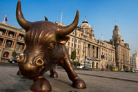 Shanghai Bull Germana de Wall Street Bull. Escultura de bronze de toro en el Bund a Xangai Xina. Càrrega de Toro estàtua d'Arturo Di Modica (anomenat Xangai Bull, Bund Financial Bull o Bund Bull) al Bund, Xangai, Xina. El Shanghai Bull, el Bund Financial Bull o el Bund Bull són sobrenoms associats amb un derivat del Toro de càrrega d'Arturo Di Modica instal·lada a finals d'abril de 2010 i va donar a conèixer en el Bund a Xangai el 15 de maig de 2010. El 5000 lliures (2300 kg) obra d'art es diu que té la mateixa altura, longitud i pes que el Toro de càrrega de la ciutat de Nova York. El toro és vermellós com un homenatge al país que va encarregar l'obra. S'inclina a la dreta en comptes de l'esquerra com el Toro de càrrega i té una cua més amenaçant.