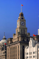 El Bund iluminado por la noche con la Casa de la Aduana y de los edificios de HSBC Bund Shanghai. Campanario de la Casa de la Aduana de Shanghai, El Bund de Shanghai, China. La Casa de la Aduana de Shanghai se estableció por primera vez a finales del siglo 17, cuando el Emperador Kangxi levantó la prohibición contra el comercio marítimo después de conquistar Taiwán. Para facilitar el comercio a lo largo de la costa este de China, el gobierno Qing estableció cuatro aduanas en las cuatro provincias costeras de Jiangnan (ahora dividido en Jiangsu y Anhui), Zhejiang, Fujian y Guangdong. El nombre "Jiangnan Aduana" fue abreviado a "Jiang Casa de la Aduana", o "Jiang Haiguan" en chino. La casa principal de aduanas, originalmente ubicada en Lianyungang más tarde se estableció en las afueras de la puerta oriental de la ciudad amurallada de Shanghai (entonces una parte de la provincia de Jiangnan), a orillas del río Huangpu.