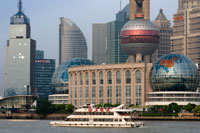 Pudong Skyline, Shanghai, China. Horizonte de Pudong, visto desde el Bund, con Torre de marca de la Perla Oriental y la torre Jin Mao, Shangai, China. La palabra "bund" significa un terraplén o un muelle terraplenado. La palabra proviene de la palabra persa banda, a través de indostánica, lo que significa un terraplén, dique o presa (un cognado de términos en inglés "atar", "bonos" y "banda", y la palabra alemana "Bund", etc.). Por tanto, se nombra después de las federaciones / diques en Bagdad a lo largo del Tigris, cuando los Judios Baghdadi como la prominente familia Sassoon establecieron sus negocios en Shanghai en el siglo 19 y construido en gran medida en el Bund en el Huangpo. En estas ciudades portuarias chinas, el término Inglés llegó a significar, sobre todo, el muelle con dique a lo largo de la orilla. En Inglés, "Bund" se pronuncia para rimar con "fondo".