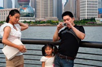 El paseo del Bund, Shanghai, China. China Shanghai Turismo Shanghai Skyline visto sobre el río Huangpu desde el Bund. Bin Jiang Avenue, The Bund, Shanghai, China. Los aspectos más destacados del Bund son, sin duda, los edificios de la época colonial que bordean el lado oeste de Zhongshan Dong Yi Lu, destacados de los cuales incluyen el antiguo Consulado Británico, Casa de la Aduana, el ex Hong Kong y Shanghai Bank, ex Shanghai Club (ahora el Hotel Waldorf Astoria ), y el Hotel de la Paz. Para más detalles sobre estos edificios, muchos de los cuales han sido restauradas con habilidad, y una guía para caminar más completa a esta galería de la arquitectura europea.