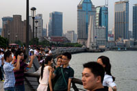 El paseo del Bund, Shanghai, China. China Shanghai Turismo Shanghai Skyline visto sobre el río Huangpu desde el Bund. Bin Jiang Avenue, The Bund, Shanghai, China. Los aspectos más destacados del Bund son, sin duda, los edificios de la época colonial que bordean el lado oeste de Zhongshan Dong Yi Lu, destacados de los cuales incluyen el antiguo Consulado Británico, Casa de la Aduana, el ex Hong Kong y Shanghai Bank, ex Shanghai Club (ahora el Hotel Waldorf Astoria ), y el Hotel de la Paz. Para más detalles sobre estos edificios, muchos de los cuales han sido restauradas con habilidad, y una guía para caminar más completa a esta galería de la arquitectura europea. Además de su arquitectura colonial lugar de interés, sin embargo, el Bund tiene algunas otras pequeñas atracciones. En su extremo norte, el rehabilitado Suzhou Creek