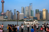 El paseo del Bund, Shanghai, China. China Shanghai Turismo Shanghai Skyline visto sobre el río Huangpu desde el Bund. Bin Jiang Avenue, The Bund, Shanghai, China. Los aspectos más destacados del Bund son, sin duda, los edificios de la época colonial que bordean el lado oeste de Zhongshan Dong Yi Lu, destacados de los cuales incluyen el antiguo Consulado Británico, Casa de la Aduana, el ex Hong Kong y Shanghai Bank, ex Shanghai Club (ahora el Hotel Waldorf Astoria ), y el Hotel de la Paz. Para más detalles sobre estos edificios, muchos de los cuales han sido restauradas con habilidad, y una guía para caminar más completa a esta galería de la arquitectura europea. Además de su arquitectura colonial lugar de interés, sin embargo, el Bund tiene algunas otras pequeñas atracciones. En su extremo norte, el rehabilitado Suzhou Creek entra en el río Huangpu