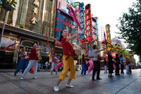 China, Shanghai, Nanjing Road, el tai chi, ejercicios, la gente antes de la apertura de las tiendas. Grupo de tai chi de la tarde el ejercicio en Nanjing Dong Lu, Shanghai. Nanjing Road (chino: ???, pinyin:? Nánj ng LU) es la principal calle comercial de Shanghai, China, y es una de las calles comerciales más activas del mundo. Lleva el nombre de la ciudad de Nanjing, capital de la provincia de Jiangsu vecina Shanghai. Nanjing Road de hoy consta de dos secciones, Nanjing Road East y West Nanjing Road. En algunos contextos, "Nanjing Road" se refiere sólo a lo que era pre-1945 Nanjing Road, la actual Nanjing Road East, que es en gran parte peatonal. Antes de la adopción de la romanización pinyin en la década de 1950, su nombre fue traducido como Nanking Road en Inglés.