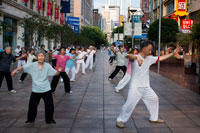 China, Shanghai, Nanjing Road, el tai chi, ejercicios, la gente antes de la apertura de las tiendas. Grupo de tai chi de la tarde el ejercicio en Nanjing Dong Lu, Shanghai. Nanjing Road (chino: ???, pinyin:? Nánj ng LU) es la principal calle comercial de Shanghai, China, y es una de las calles comerciales más activas del mundo. Lleva el nombre de la ciudad de Nanjing, capital de la provincia de Jiangsu vecina Shanghai. Nanjing Road de hoy consta de dos secciones, Nanjing Road East y West Nanjing Road. En algunos contextos, "Nanjing Road" se refiere sólo a lo que era pre-1945 Nanjing Road, la actual Nanjing Road East, que es en gran parte peatonal. Antes de la adopción de la romanización pinyin en la década de 1950, su nombre fue traducido como Nanking Road en Inglés. La historia de Nanjing Road se remonta al año 1845. En ese momento se le llamó "Park Lane",