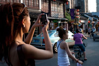 Fotografías tomadas alrededor de pequeñas tiendas en la Ciudad Vieja, Shanghai, China. La ciudad vieja de Shanghai, Shangh? I L? O Chengxi? Ng, también conocido anteriormente como la ciudad china, es el núcleo urbano tradicional de Shanghai, China. Su límite se definía por una muralla defensiva. La Ciudad Vieja fue el asiento de condado para el antiguo condado de Shanghai. Con el advenimiento de las concesiones extranjeras en Shanghai, la ciudad vieja se convirtió en sólo una parte del núcleo urbano de Shanghai, pero continuó en las décadas por ser la sede de la autoridad de China en Shanghai. Las características notables incluyen el Templo del Dios de la Ciudad