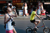 Caminar nenes i noia amb una bicicleta per les botigues petites en la Ciutat Vella, Shanghai, Xina. La ciutat vella de Xangai, Shangh? I L? O Chengxi? Ng, també conegut anteriorment com la ciutat xinesa, és el nucli urbà tradicional de Xangai, Xina. El seu límit es definia per una muralla defensiva. La Ciutat Vella va ser el seient de comtat per l'antic comtat de Xangai. Amb l'adveniment de les concessions estrangeres a Xangai, la ciutat vella es va convertir en només una part del nucli urbà de Xangai, però va continuar en les dècades per ser la seu de l'autoritat de la Xina a Xangai.
