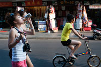 Caminar niñas y chica con una bicicleta por las tiendas pequeñas en la Ciudad Vieja, Shanghai, China. La ciudad vieja de Shanghai, Shangh? I L? O Chengxi? Ng, también conocido anteriormente como la ciudad china, es el núcleo urbano tradicional de Shanghai, China. Su límite se definía por una muralla defensiva. La Ciudad Vieja fue el asiento de condado para el antiguo condado de Shanghai. Con el advenimiento de las concesiones extranjeras en Shanghai, la ciudad vieja se convirtió en sólo una parte del núcleo urbano de Shanghai, pero continuó en las décadas por ser la sede de la autoridad de China en Shanghai.