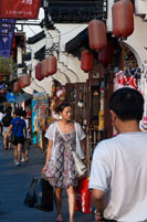 Compras tiendas alrededor de pequeños en la Ciudad Vieja, Shanghai, China. La ciudad vieja de Shanghai, Shangh? I L? O Chengxi? Ng, también conocido anteriormente como la ciudad china, es el núcleo urbano tradicional de Shanghai, China. Su límite se definía por una muralla defensiva. La Ciudad Vieja fue el asiento de condado para el antiguo condado de Shanghai. Con el advenimiento de las concesiones extranjeras en Shanghai, la ciudad vieja se convirtió en sólo una parte del núcleo urbano de Shanghai, pero continuó en las décadas por ser la sede de la autoridad de China en Shanghai. Las características notables incluyen el Templo del Dios de la Ciudad, ubicado en el centro de la Ciudad Vieja y está conectado con el Jardín Yuyuan.