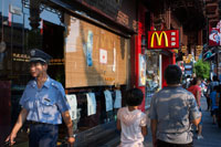 Mc Donnalds tiendas alrededor de pequeños en la Ciudad Vieja, Shanghai, China. Un letrero Mc Donalds en Shanghai, China. La ciudad vieja de Shanghai, Shangh? I L? O Chengxi? Ng, también conocido anteriormente como la ciudad china, es el núcleo urbano tradicional de Shanghai, China. Su límite se definía por una muralla defensiva. La Ciudad Vieja fue el asiento de condado para el antiguo condado de Shanghai. Con el advenimiento de las concesiones extranjeras en Shanghai, la ciudad vieja se convirtió en sólo una parte del núcleo urbano de Shanghai, pero continuó en las décadas por ser la sede de la autoridad de China en Shanghai.