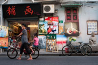 Les petites botigues a la Ciutat Vella, Shanghai, Xina. La ciutat vella de Xangai, Shangh? I L? O Chengxi? Ng, també conegut anteriorment com la ciutat xinesa, és el nucli urbà tradicional de Xangai, Xina. El seu límit es definia per una muralla defensiva. La Ciutat Vella va ser el seient de comtat per l'antic comtat de Xangai. Amb l'adveniment de les concessions estrangeres a Xangai, la ciutat vella es va convertir en només una part del nucli urbà de Xangai, però va continuar en les dècades per ser la seu de l'autoritat de la Xina a Xangai.