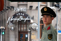 Policía de Shanghai en la calle, cerca de la mañana Shanghai Hotel. El Restaurante Histórico 1846 "Morning Shanghai" ha sido restaurado y está todavía abierto hoy. La Policía Municipal de Shanghai fue la fuerza policial del Consejo Municipal de Shanghai, que rige el Acuerdo internacional de Shangai entre 1854 y 1943, cuando el establecimiento fue retrocedido a control chino. Inicialmente compuesto por los europeos, la mayoría de ellos británicos, la fuerza incluidos chino después de 1864, y se amplió durante los próximos 90 años para incluir una Sucursal Sikh (establecida 1884), un contingente japonés (desde 1916), y un voluntario a tiempo parcial Especial policía (desde 1918).