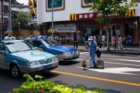 Restaurant Taxis i mc Donalds a Xangai. McDonalds Corporation s'enfronta a una escassetat de productes en alguns punts de venda a tot el nord i centre del país com a resultat d'un canvi des d'un proveïdor de Xangai que presumptament venia carn caducada a algunes cadenes de menjar ràpid al país. Punts de venda de McDonald a Beijing i Xangai no tenen hamburgueses o pollastre i els restaurants estan animant els clients a comprar entrepans de peix.