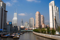 Horizonte de Pudong distrito financiero, y el puente sobre el río Wusong (Suzhou Creek), Shanghai, China. Suzhou Creek, también llamado río Wusong, es un río que pasa por el centro de la ciudad de Shanghai. Lleva el nombre de la vecina ciudad de Suzhou, Jiangsu, la solución predominante en esta área antes de la subida de Shanghai como una metrópoli. Uno de los principales puntos de venta del lago Tai en Wujiang Distrito de Suzhou, Suzhou Creek es de 125 kilómetros (78 millas) de largo, de los cuales 54 kilometros se encuentran dentro de la región administrativa de Shanghai y 24 kilometros en partes muy urbanizadas de la ciudad. Desemboca en el río Huangpu en el extremo norte del Bund en el distrito de Huangpu.