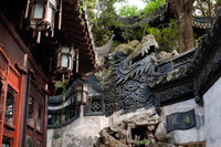 Yuyuan o jardín Yu (Jade Garden) Old Town Shanghai China. Salón de Jade Magnificencia en Yuyuan Garden (Jardín de la Felicidad o Jardín de la Paz) en la Ciudad Vieja de Shanghai, China. Jardín Yu o jardín Yuyuan Yu Yuan, lit. Jardín de la Felicidad es un extenso jardín chino situado al lado del Templo del Dios de la ciudad en el noreste de la ciudad vieja de Shanghai, China. Colinda con el Yuyuan Turismo Mart y es accesible desde la línea del Metro de Shanghai 10 Estación Jardín Yuyuan. Una pieza central es la antigua piedra Currow, una roca porosa de 3,3 m, 5 toneladas. Los rumores sobre su origen incluyen la historia que estaba destinado para el palacio imperial en Pekín, pero fue rescatado después de que el barco se hundió cerca de Shanghai. Jardín Yu fue concebido por primera vez en 1559 durante la dinastía Ming por Pan Yunduan como un consuelo para su padre, el ministro Pan con baño propio, en su vejez.