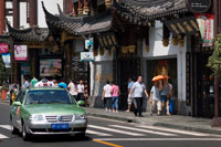 Compras tiendas alrededor de pequeños en la Ciudad Vieja, Shanghai, China. La ciudad vieja de Shanghai, Shangh? I L? O Chengxi? Ng, también conocido anteriormente como la ciudad china, es el núcleo urbano tradicional de Shanghai, China. Su límite se definía por una muralla defensiva. La Ciudad Vieja fue el asiento de condado para el antiguo condado de Shanghai. Con el advenimiento de las concesiones extranjeras en Shanghai, la ciudad vieja se convirtió en sólo una parte del núcleo urbano de Shanghai, pero continuó en las décadas por ser la sede de la autoridad de China en Shanghai. Las características notables incluyen el Templo del Dios de la Ciudad, ubicado en el centro de la Ciudad Vieja y está conectado con el Jardín Yuyuan.