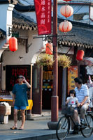 Compras tiendas alrededor de pequeños en la Ciudad Vieja, Shanghai, China. La ciudad vieja de Shanghai, Shangh? I L? O Chengxi? Ng, también conocido anteriormente como la ciudad china, es el núcleo urbano tradicional de Shanghai, China. Su límite se definía por una muralla defensiva. La Ciudad Vieja fue el asiento de condado para el antiguo condado de Shanghai. Con el advenimiento de las concesiones extranjeras en Shanghai, la ciudad vieja se convirtió en sólo una parte del núcleo urbano de Shanghai, pero continuó en las décadas por ser la sede de la autoridad de China en Shanghai. Las características notables incluyen el Templo del Dios de la Ciudad