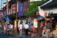 Compres botigues al voltant de petits a la Ciutat Vella, Shanghai, Xina. La ciutat vella de Xangai, Shangh? I L? O Chengxi? Ng, també conegut anteriorment com la ciutat xinesa, és el nucli urbà tradicional de Xangai, Xina. El seu límit es definia per una muralla defensiva. La Ciutat Vella va ser el seient de comtat per l'antic comtat de Xangai. Amb l'adveniment de les concessions estrangeres a Xangai, la ciutat vella es va convertir en només una part del nucli urbà de Xangai, però va continuar en les dècades per ser la seu de l'autoritat de la Xina a Xangai. Les característiques notables inclouen el Temple del Déu de la Ciutat que es troba
