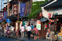 Compras tiendas alrededor de pequeños en la Ciudad Vieja, Shanghai, China. La ciudad vieja de Shanghai, Shangh? I L? O Chengxi? Ng, también conocido anteriormente como la ciudad china, es el núcleo urbano tradicional de Shanghai, China. Su límite se definía por una muralla defensiva. La Ciudad Vieja fue el asiento de condado para el antiguo condado de Shanghai. Con el advenimiento de las concesiones extranjeras en Shanghai, la ciudad vieja se convirtió en sólo una parte del núcleo urbano de Shanghai, pero continuó en las décadas por ser la sede de la autoridad de China en Shanghai. Las características notables incluyen el Templo del Dios de la Ciudad que se encuentra