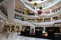 Interior del centro comercial de lujo en el distrito financiero de Lujiazui de Pudong en Shanghai China. Zonas comerciales de Shanghai inicialmente salieron en las calles, como la East Nanjing Road, Medio Huaihai Road, Tianshan Road, North Sichuan Road y etc. bloques comerciales compactos comenzaban a florecer más tarde, tales como áreas de Xujiahui, Lujiazui. El desarrollo de la red de metro en la ciudad dio a luz a muchos de los nuevos centros de negocios florecientes, concentrados alrededor de las estaciones de metro. El mundo subterráneo aquí es también una popular zona comercial con los ojos - la captura de apelación. Para dar una instrucción general, aquí están las principales zonas comerciales y centros comerciales como una guía para los turistas. Abundan las marcas internacionales en este centro comercial de tamaño super. Este mega centro comercial de 12 pisos es el hogar de una gran cantidad de marcas occidentales e internacionales, como H & M, Toys R 'Us y Uniqlo.