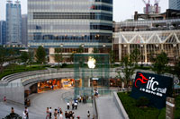 Botiga d'Apple ordinador al barri de negocis de Lujiazui, a Pudong, a Xangai, Xina. Vista del gran magatzem modern Apple a Xangai Xina. Apple Store Pudong davant de Xangai IFC Sud i Torre Nord (edifici HSBC) al districte de Pudong, Shanghai, Xina. Shanghai International Finance Centre, generalment abreujat com Xangai IFC, és un complex d'edificis comercials i un centre comercial (marca comercial de Xangai IFC) a Xangai. Incorpora dos blocs de pisos a 249,9 metres (torre sud) i 259,9 metres (torre nord) oficines d'habitatge i un hotel i un edifici alt de 85 metres de diversos pisos darrere i entre les dues torres. Xangai IFC es troba en Lujiazui, a Pudong, Shanghai. Ocupa un lloc destacat sud-est del Lujiazui