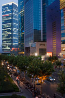 Área Pundong, Shanghai. Rascacielos cerca de la CFI. Shanghai International Finance Centre, generalmente abreviado como Shanghai IFC, es un complejo de edificios comerciales y un centro comercial (marca comercial de Shanghai IFC) en Shanghai. Incorpora dos bloques de pisos en 249,9 metros (torre sur) y 259,9 metros (torre norte) oficinas de vivienda y un hotel y un edificio alto de 85 metros de varios pisos detrás y entre las dos torres. Shanghai IFC se encuentra en Lujiazui, en Pudong, Shanghai. Ocupa un lugar destacado al sureste de la rotonda de Lujiazui, en diagonal a través de la Torre de la Perla Oriental y al otro lado de la carretera de Super Brand Mall. Se encuentra junto a la estación de Lujiazui en Línea 2 del Metro, y se puede acceder directamente desde la estación de metro a través de un túnel.